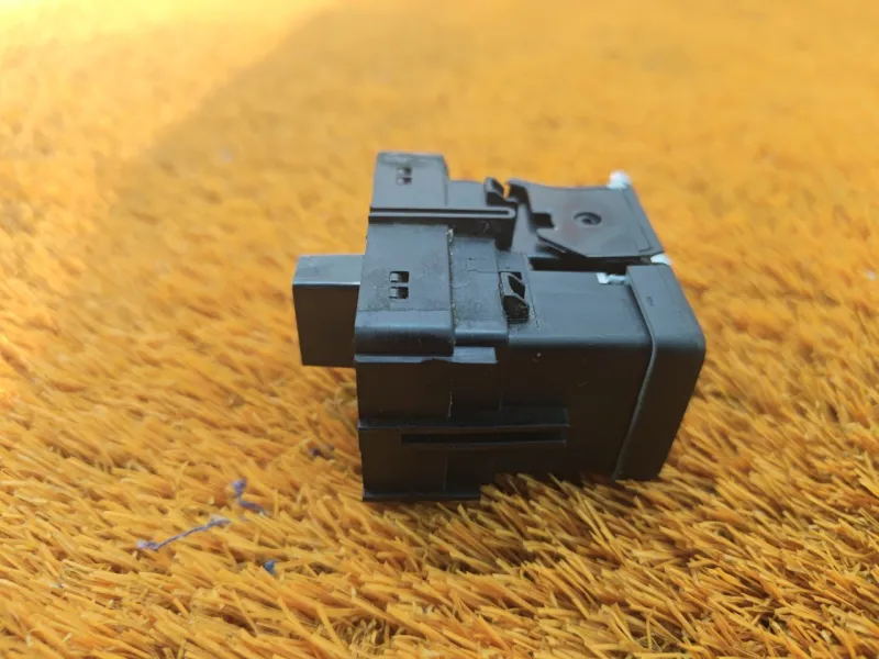 Кнопка стояночного тормоза