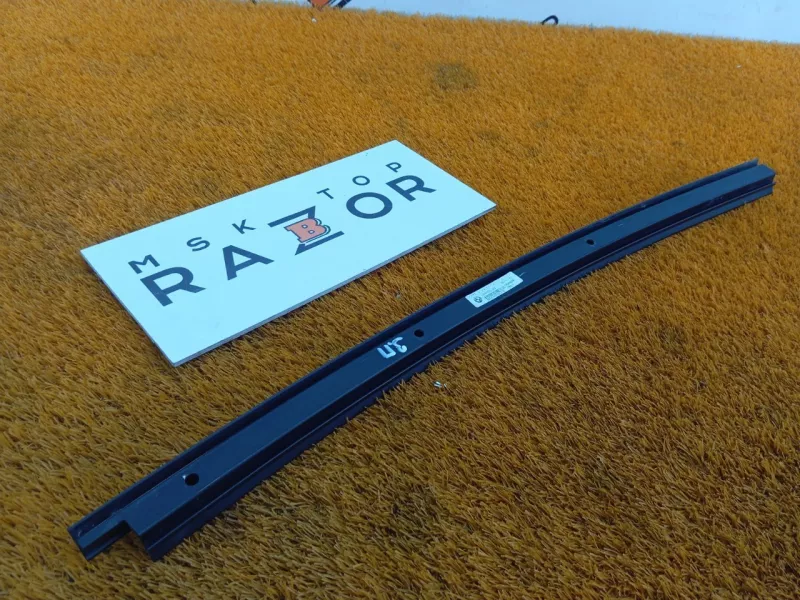 Направляющая стекла двери