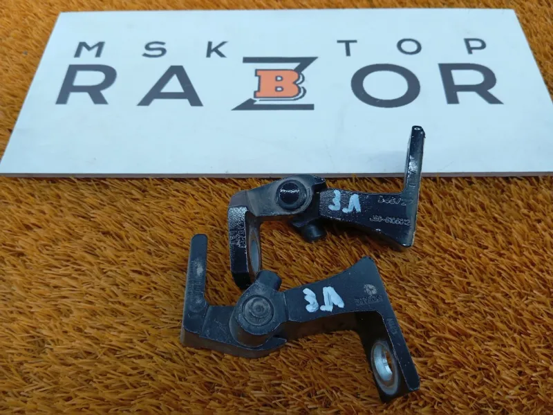 Петля двери