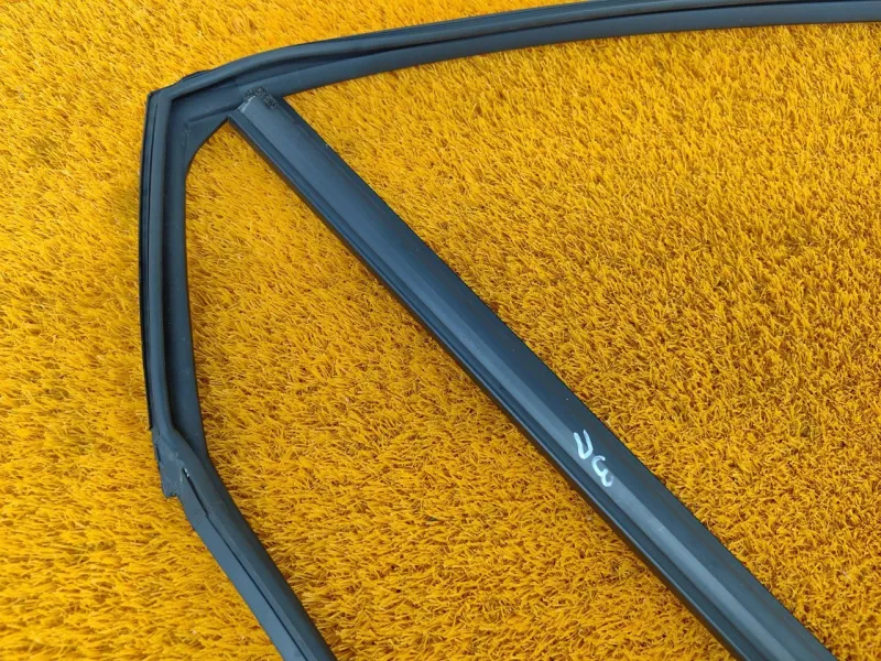 Уплотнитель стекла двери